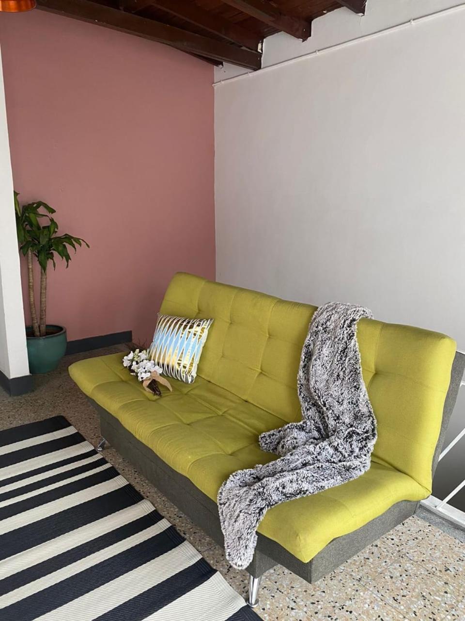Conoce Medellín y hospédate en una casa completa