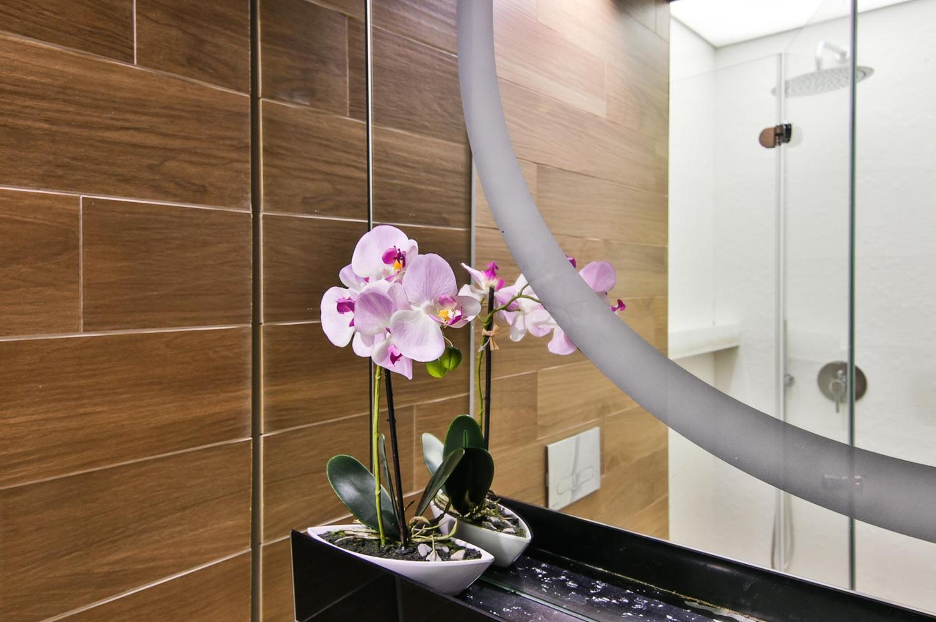 Seaview flat with pool & parking