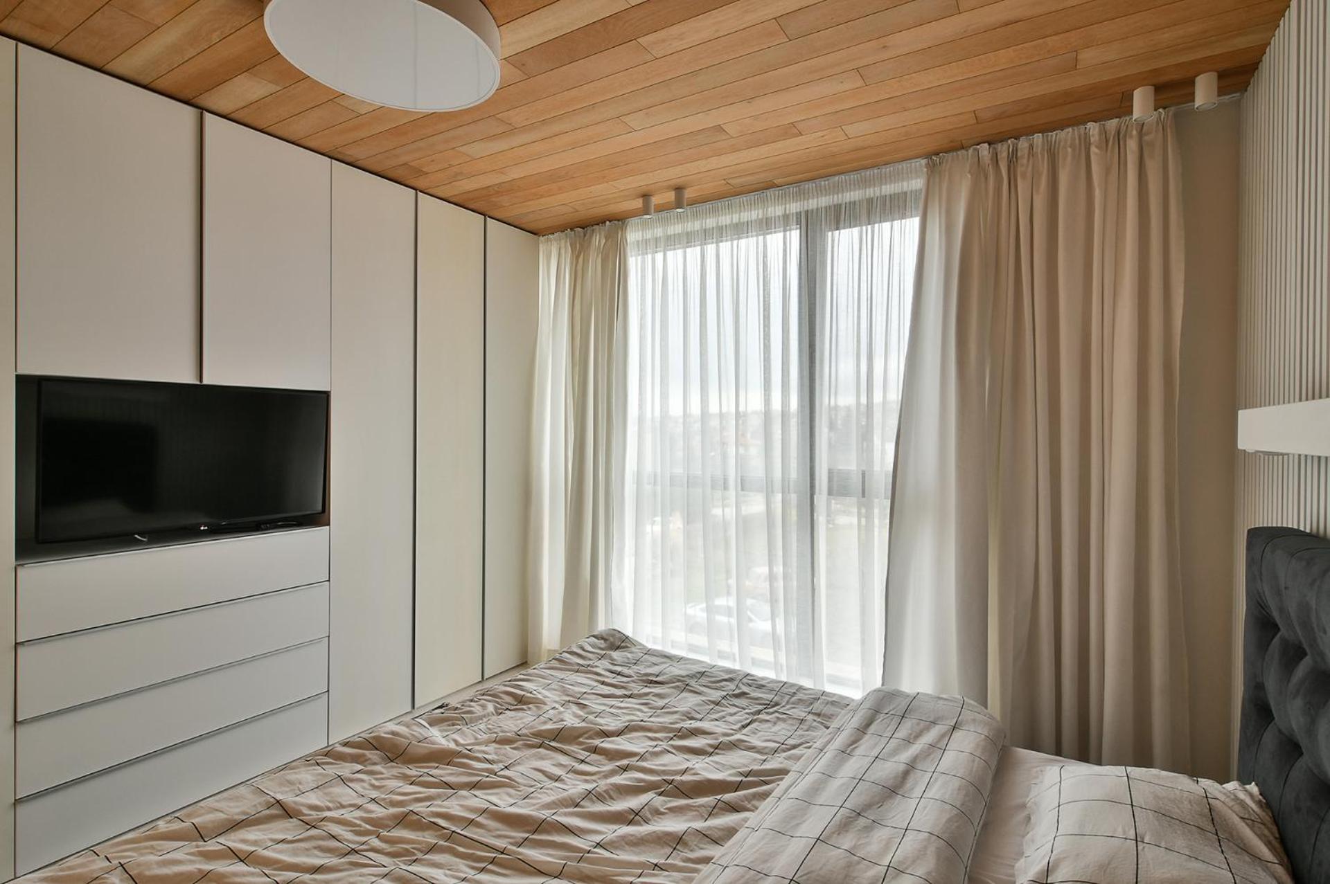 Seaview flat with pool & parking