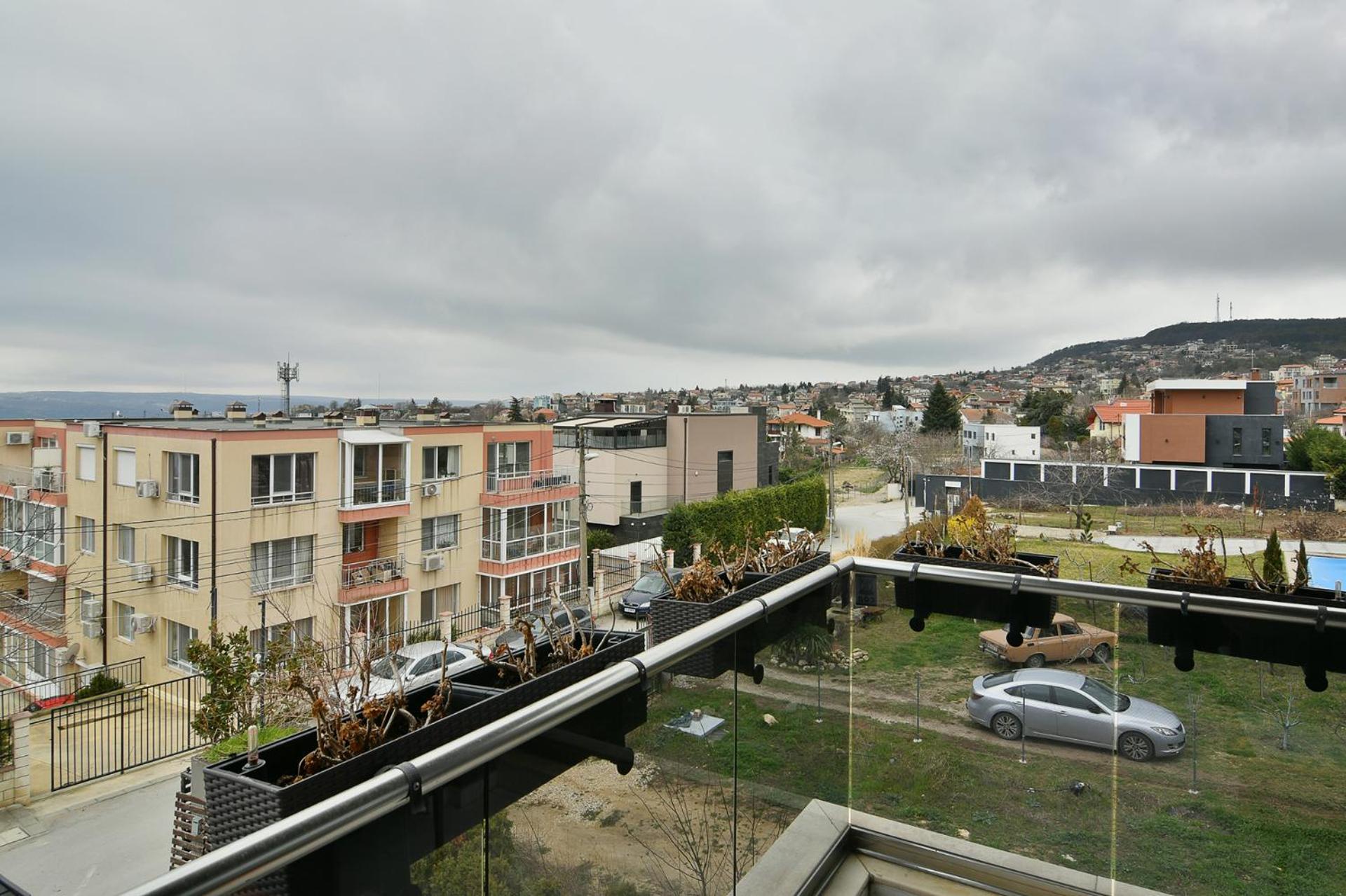 Seaview flat with pool & parking