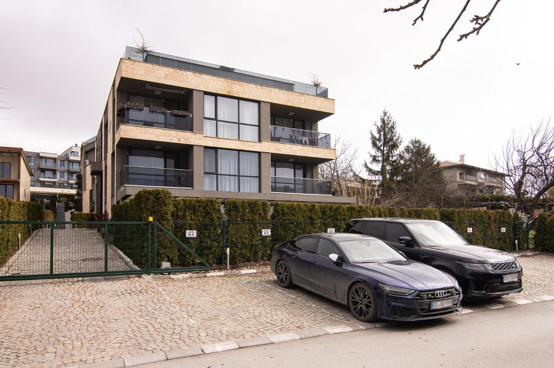 Seaview flat with pool & parking