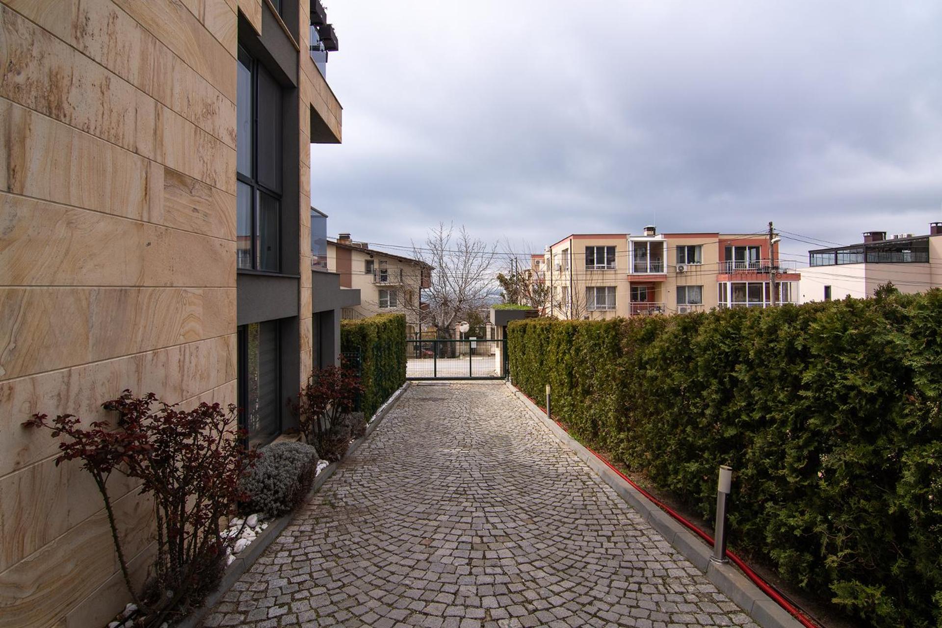 Seaview flat with pool & parking