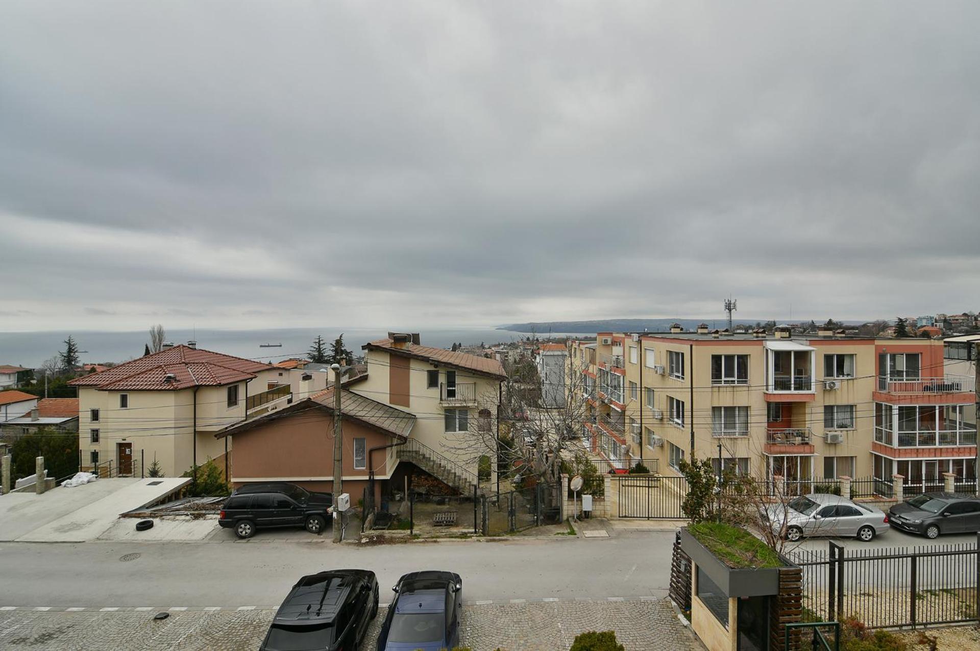Seaview flat with pool & parking