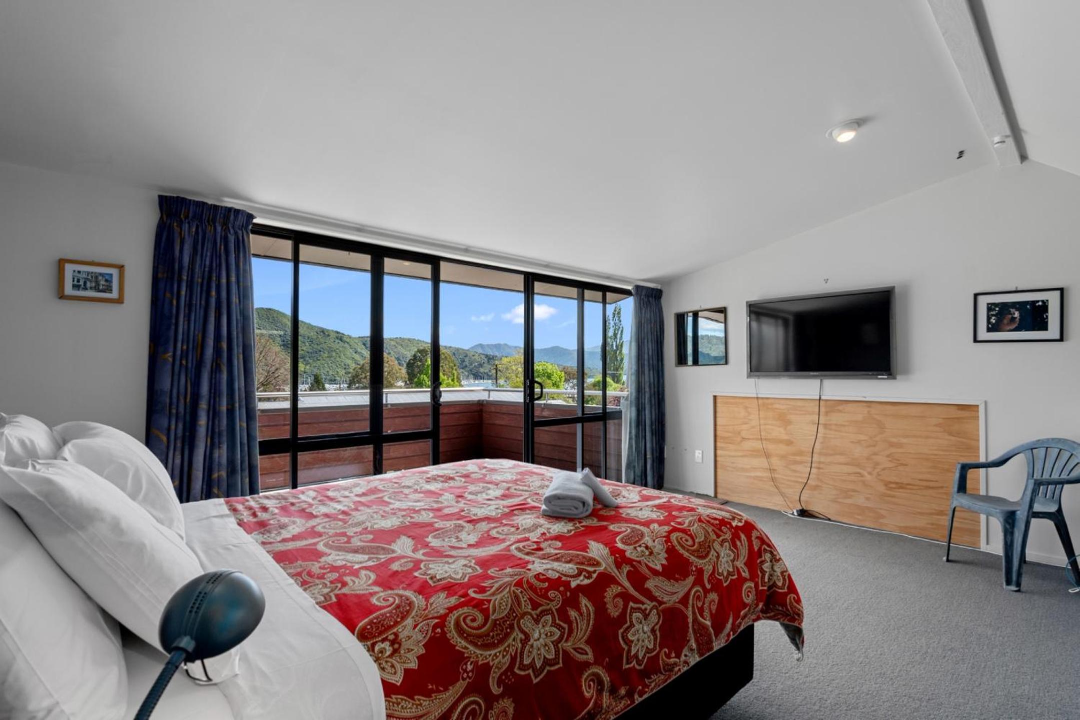 Waimarama Hideaway - Waikawa Holiday Home view 2