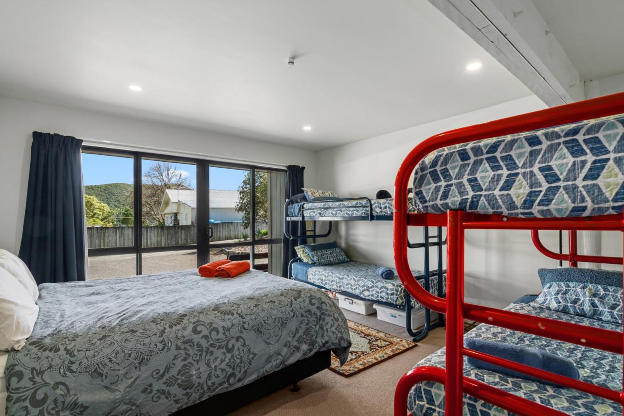 Waimarama Hideaway - Waikawa Holiday Home view 3
