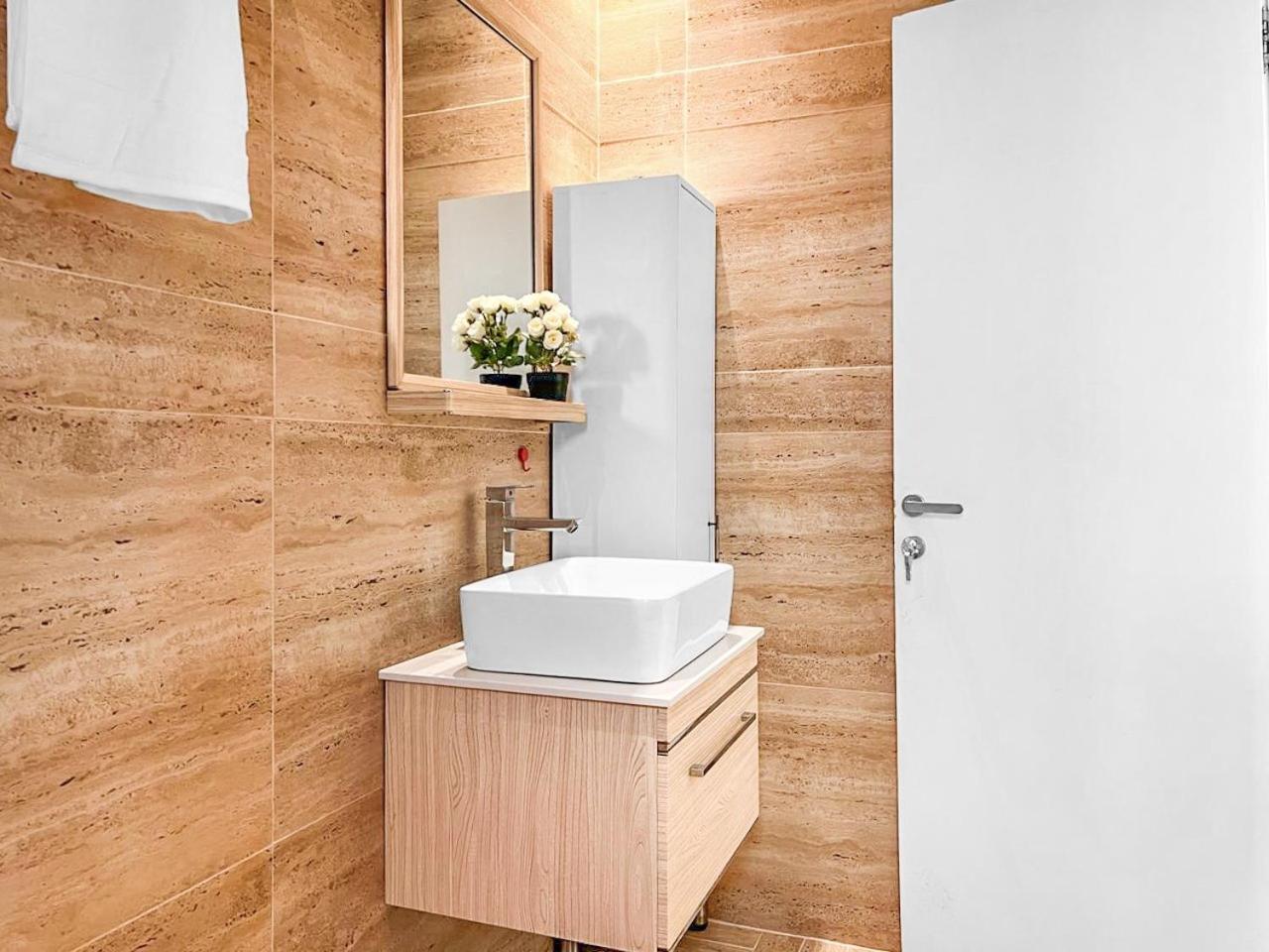 GR- 3 Bedroom Bright Apartment.