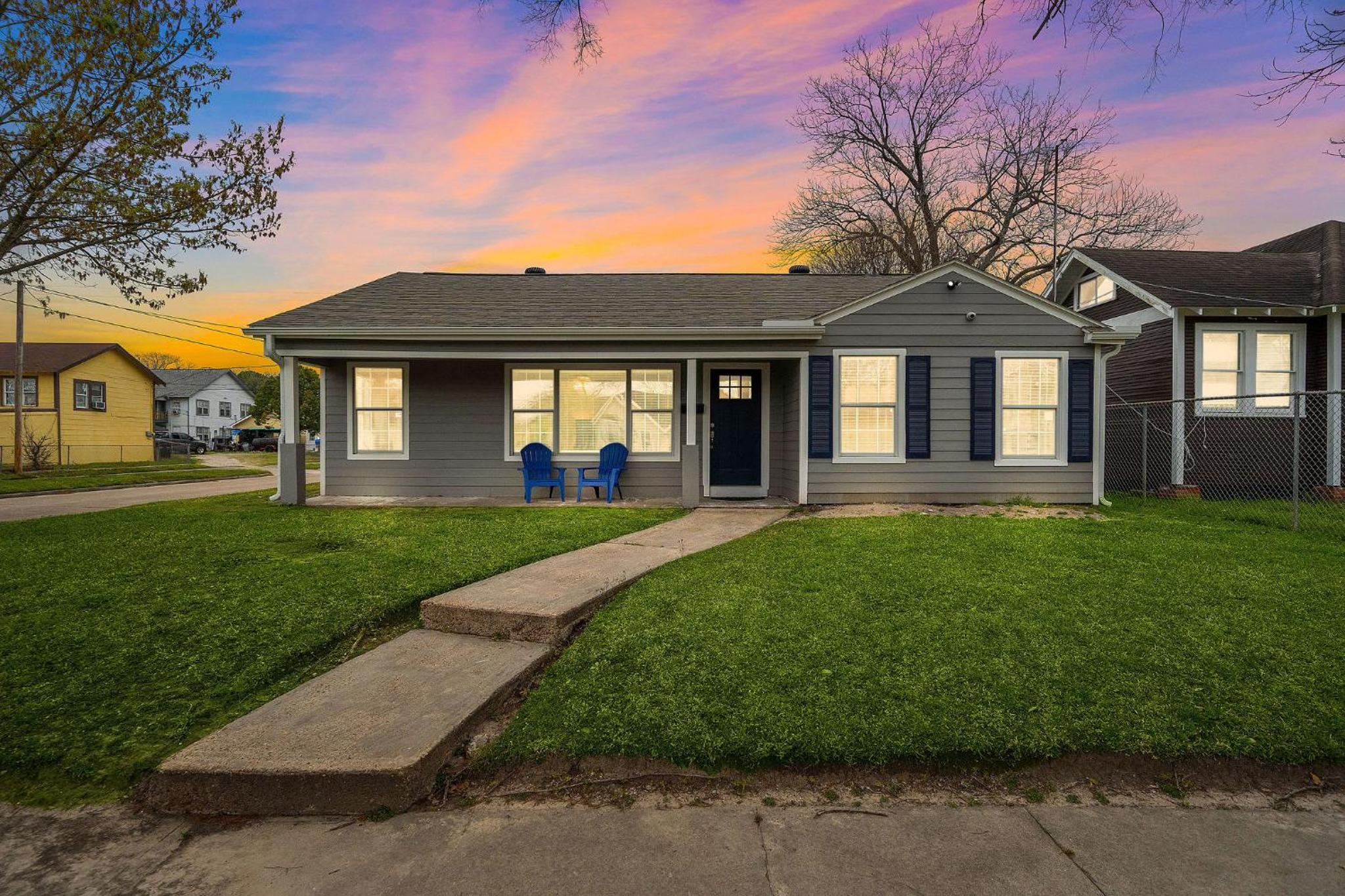Baytown Home By The Bay visit Calypso Bay Water Park Unidad Skate park and Main Street 5 Star superhost view 4