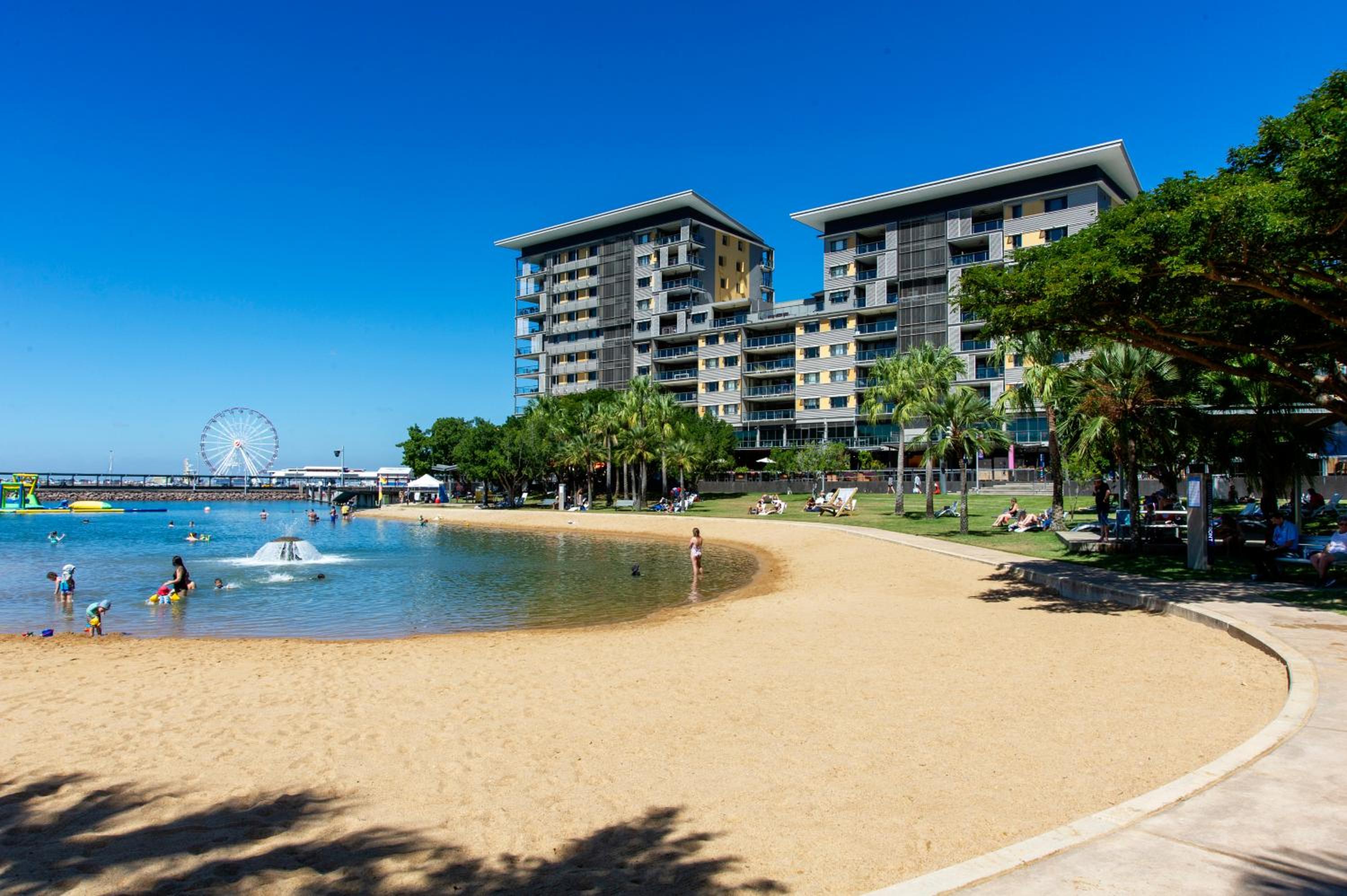 Serenity Short Stays - Sea La Vie - 3brm Penthouse at Darwin Waterfront