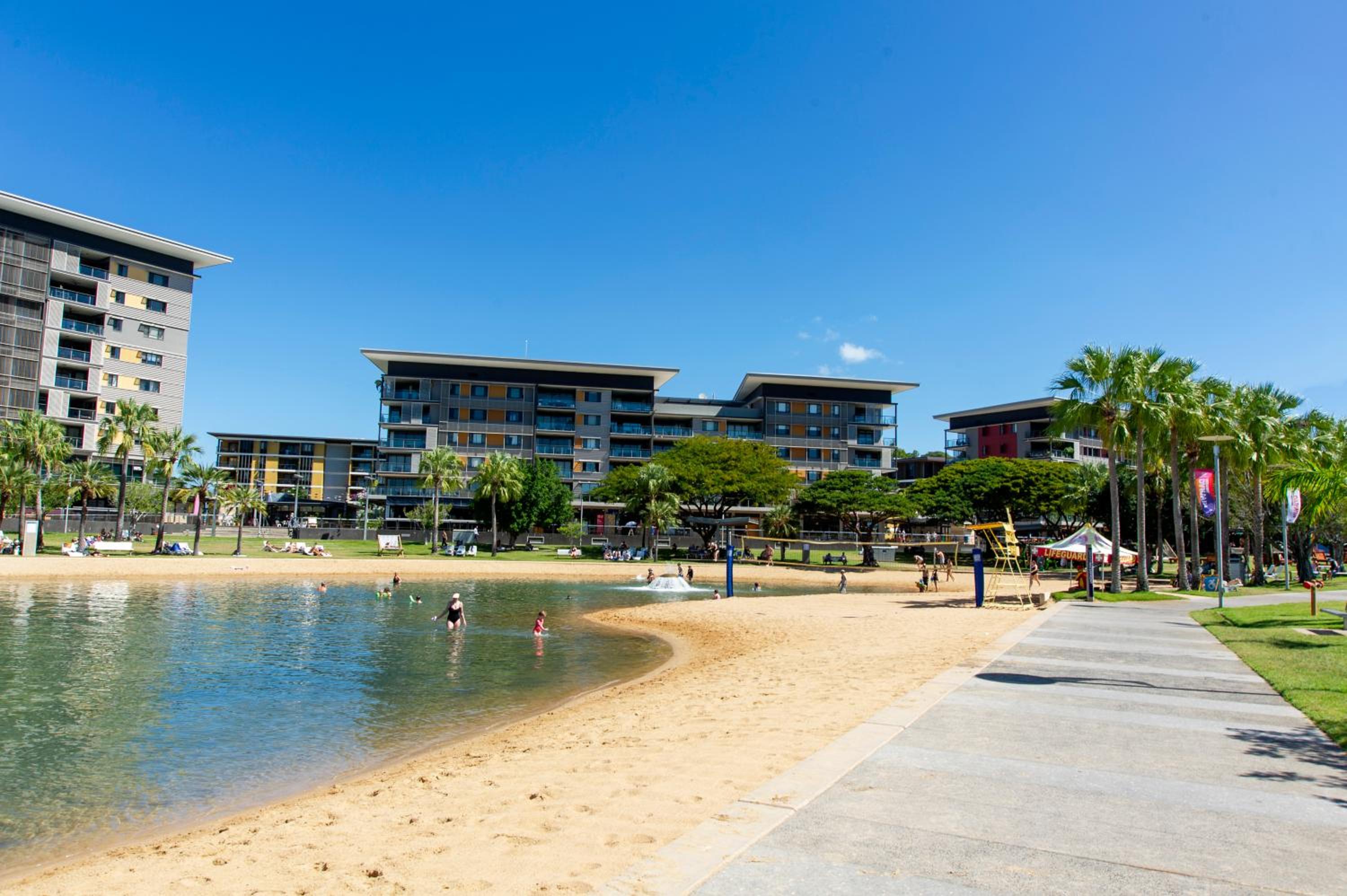 Serenity Short Stays - Sea La Vie - 3brm Penthouse at Darwin Waterfront