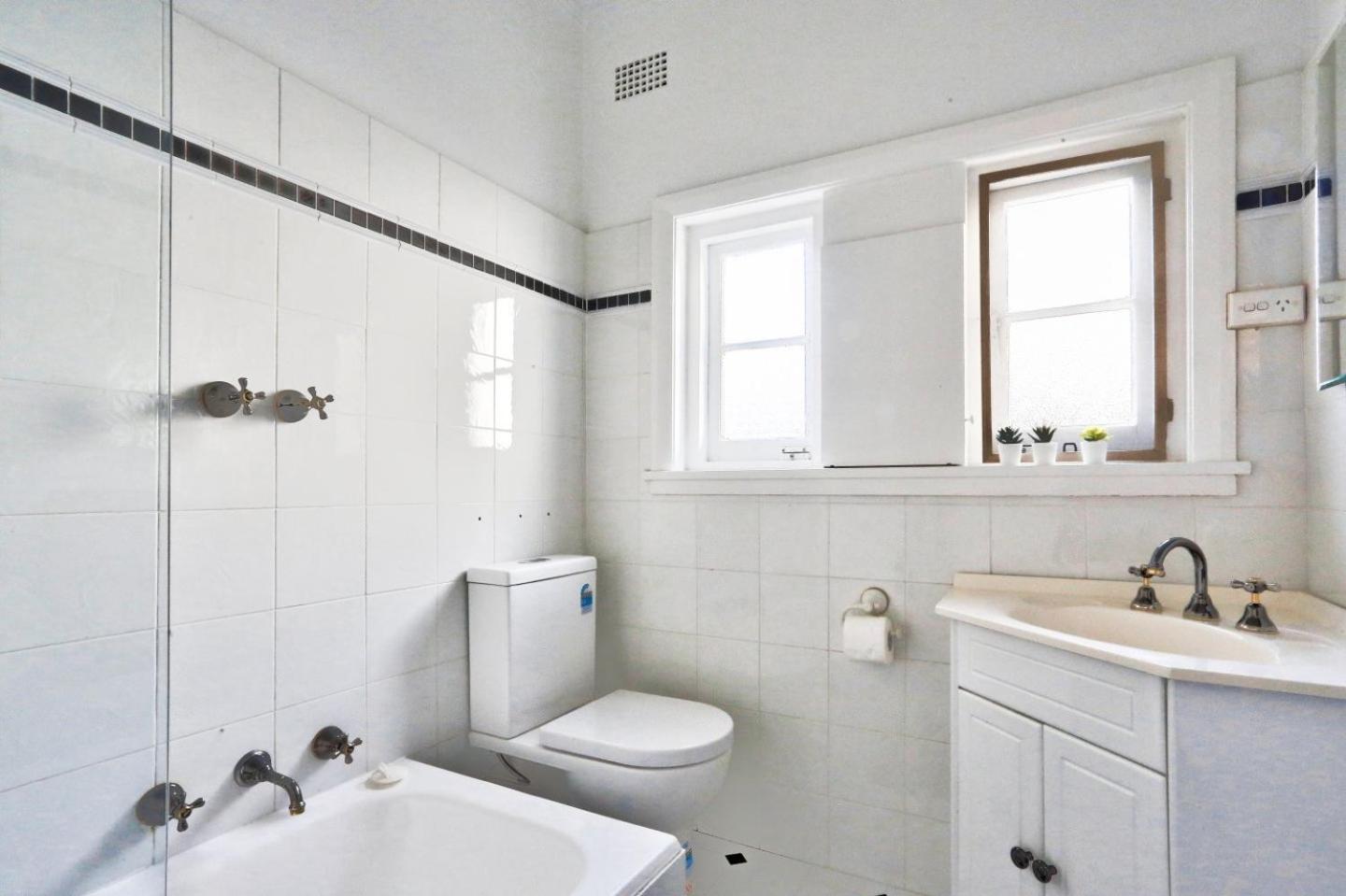 Sydney Vacations - Spacious 3 Bedroom on the edge of Downtown Herford St 2 E-Bikes Included - Property Image 11