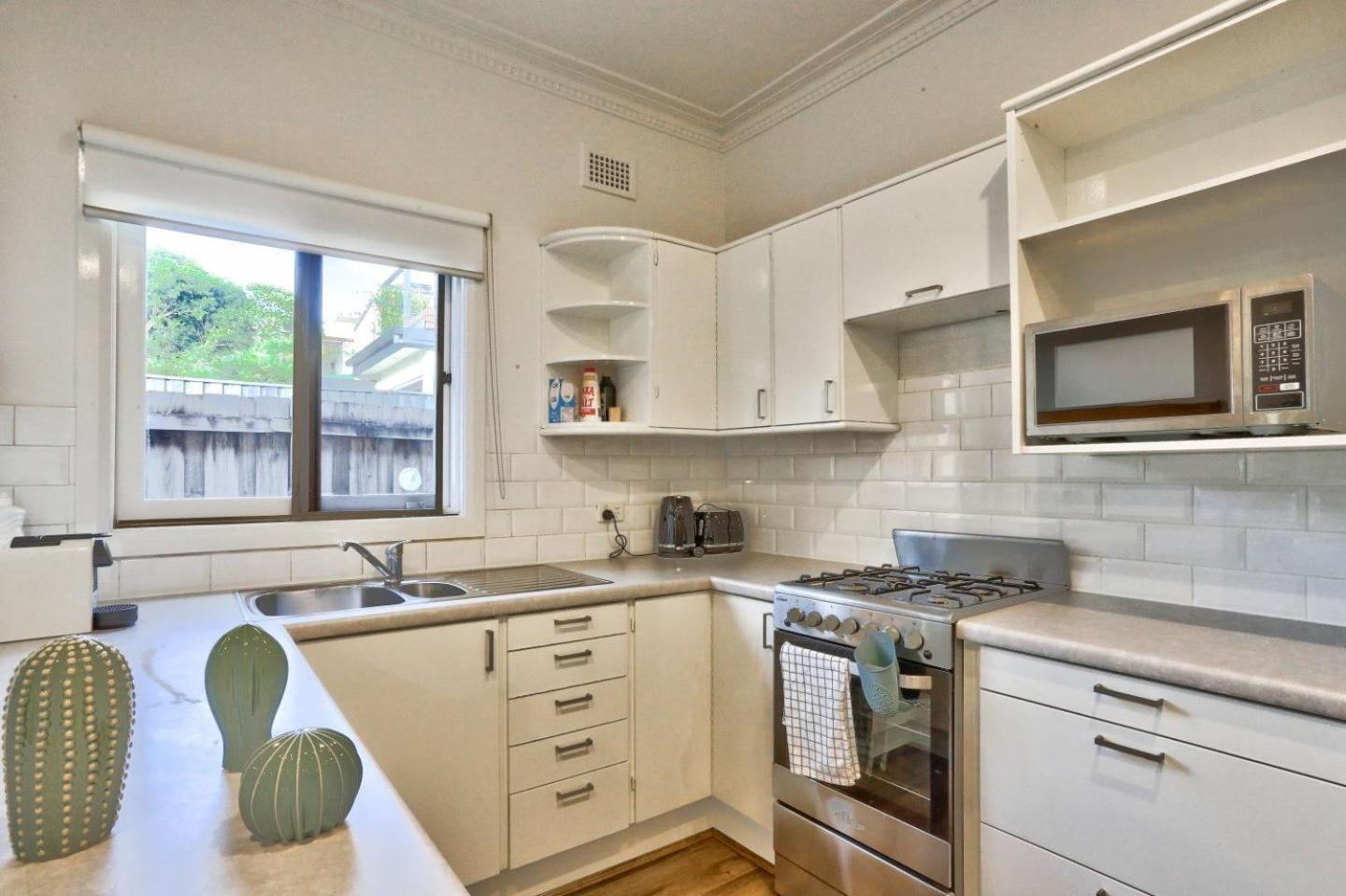 Sydney Vacations - Spacious 3 Bedroom on the edge of Downtown Herford St 2 E-Bikes Included - Property Image 2