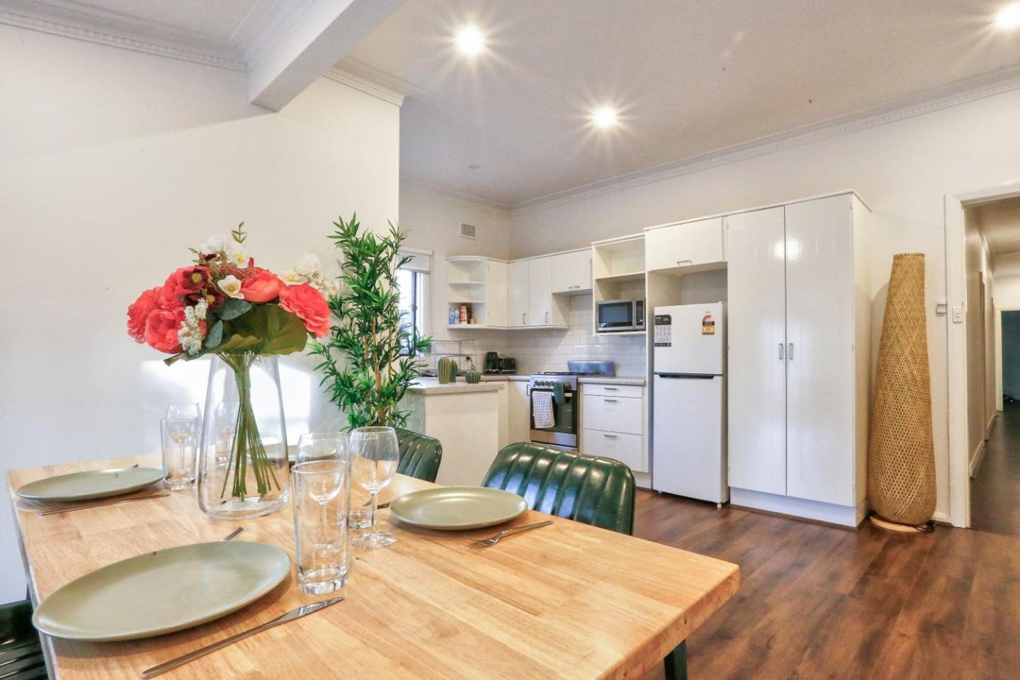 Sydney Vacations - Spacious 3 Bedroom on the edge of Downtown Herford St 2 E-Bikes Included - Property Image 4