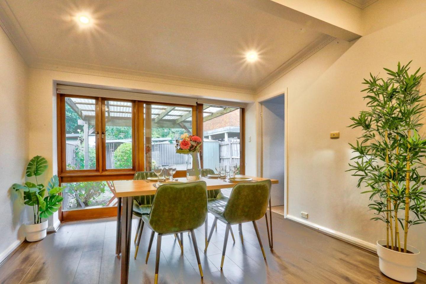 Sydney Vacations - Spacious 3 Bedroom on the edge of Downtown Herford St 2 E-Bikes Included - Property Image 3