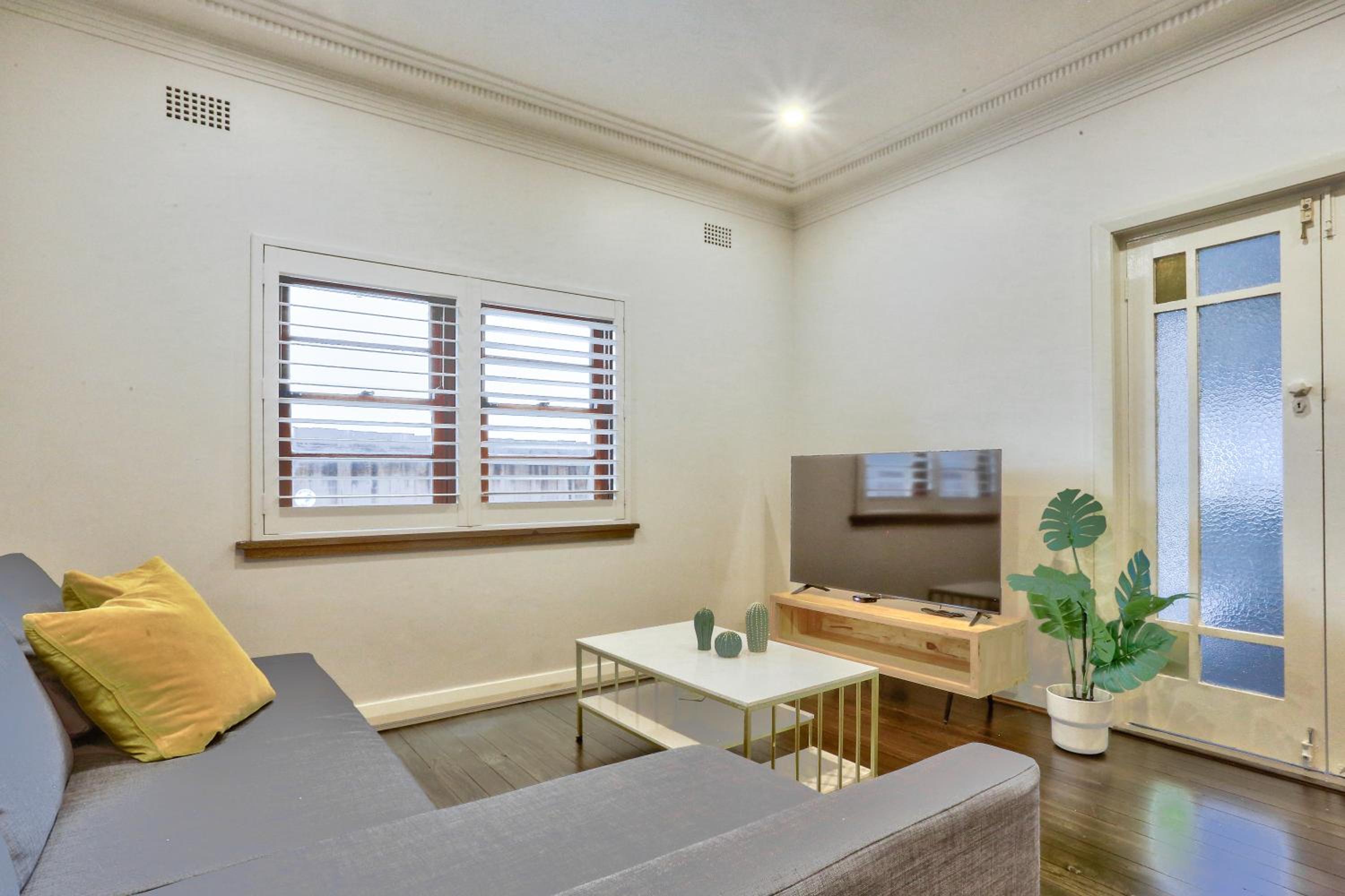 Sydney Vacations - Spacious 3 Bedroom on the edge of Downtown Herford St 2 E-Bikes Included - Property Image 1