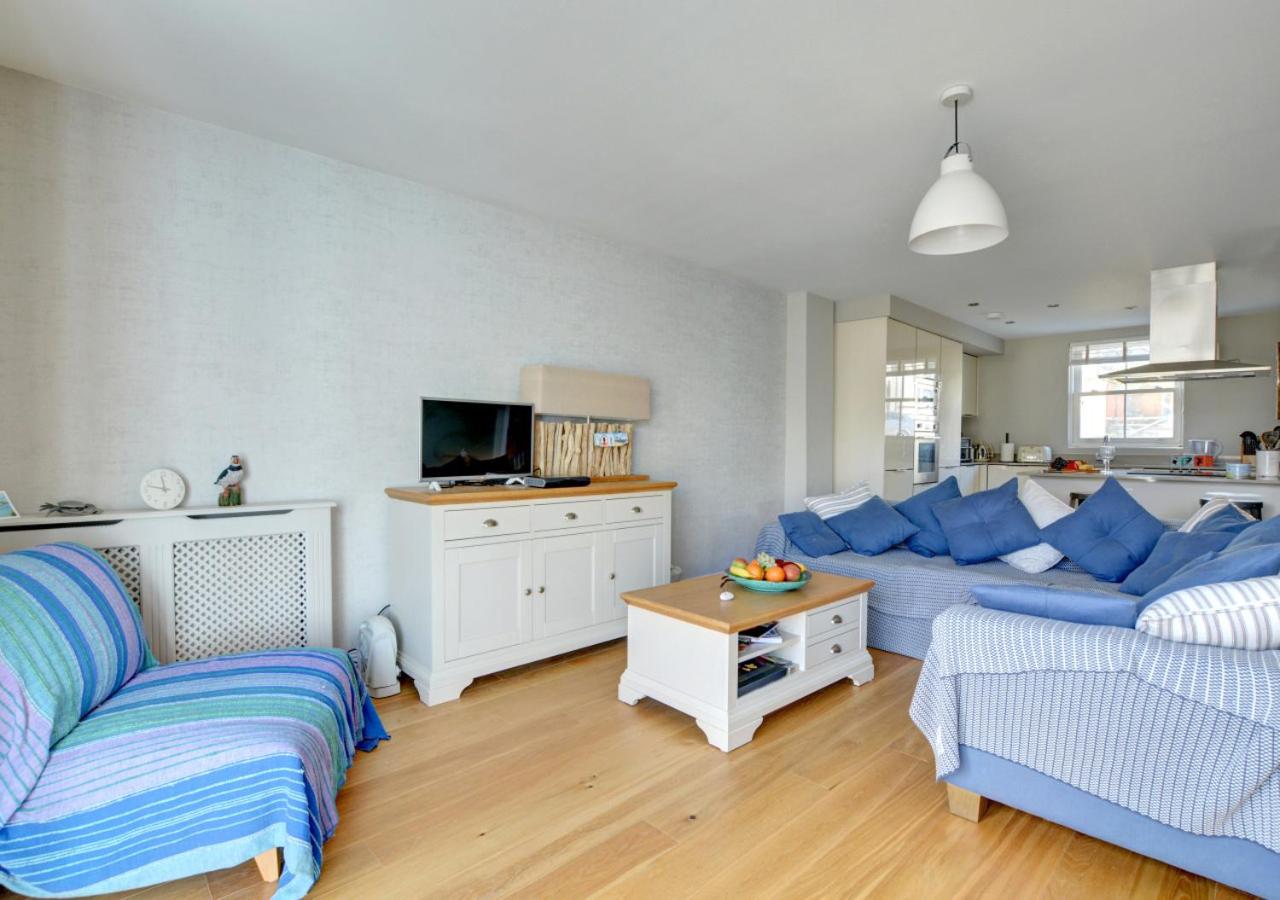 Ty Glas (The Blue House) view 5