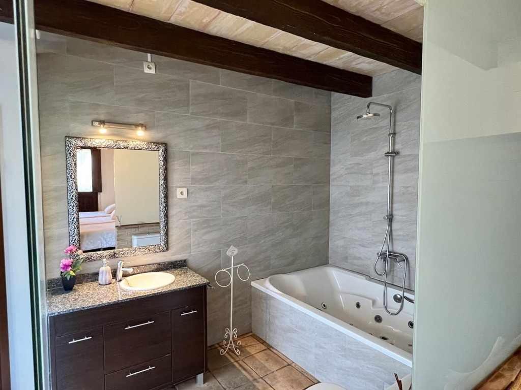 Casa Mas Molines con piscina, jacuzzi y barbacoas.