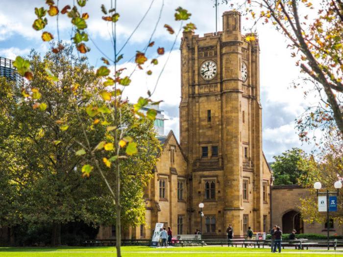 A Chic 2BR Apt Near Melbourne Uni FREE Parking