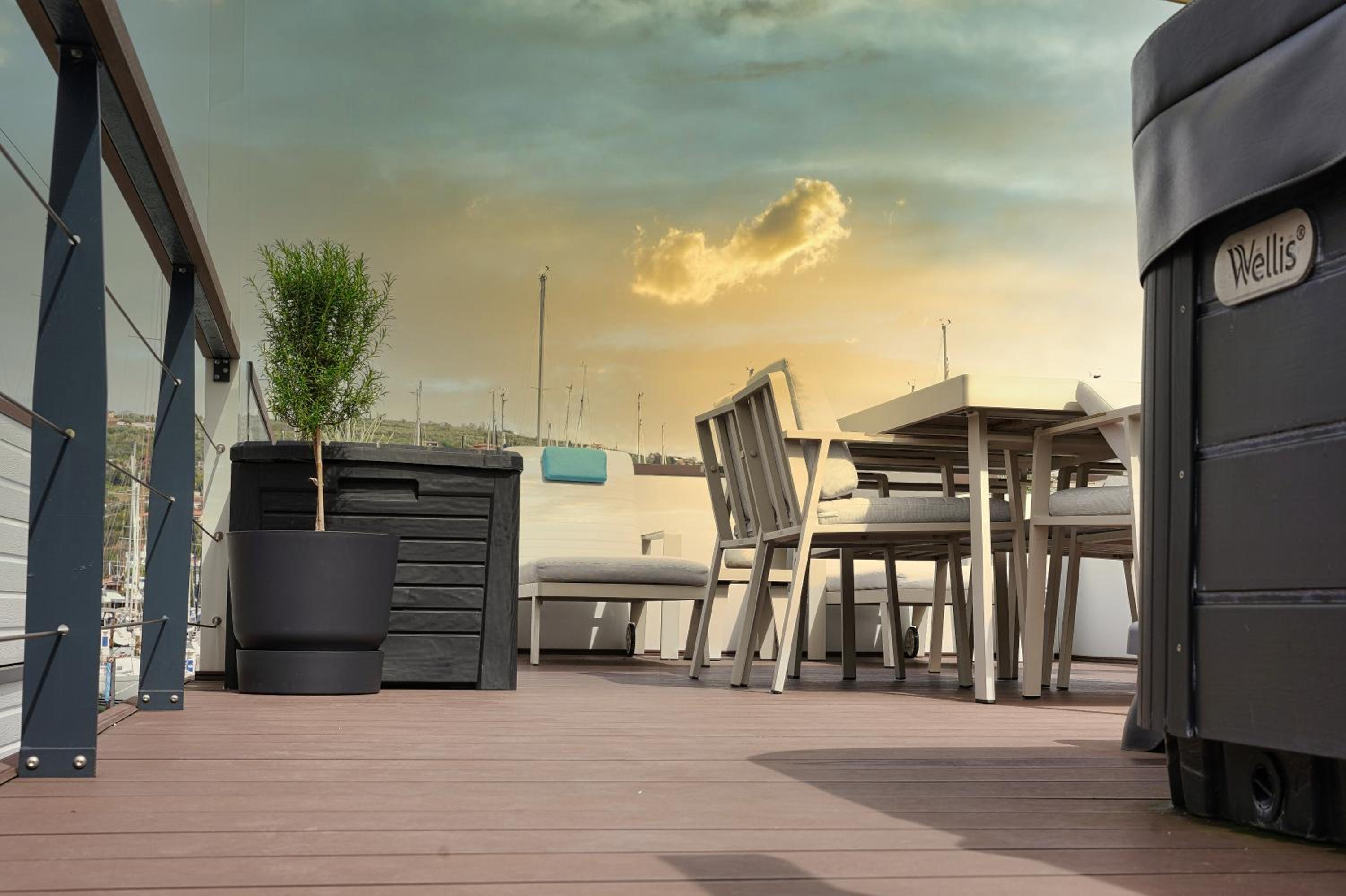 MIRAMARE Romantic Experience with privat Jacuzzi - floating house view 2