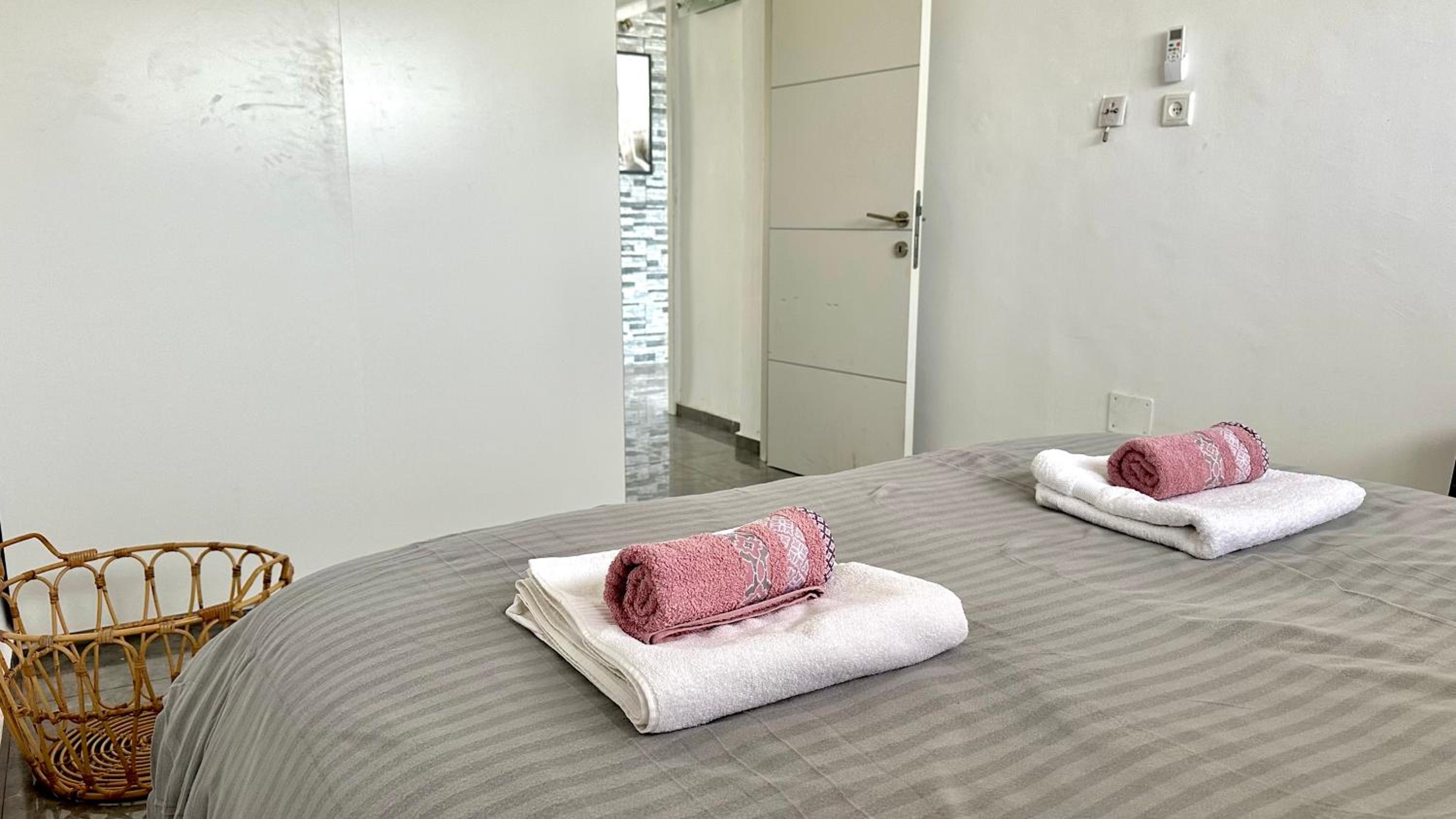Diamond 2bed apartment with jacuzzi by the sea view 3