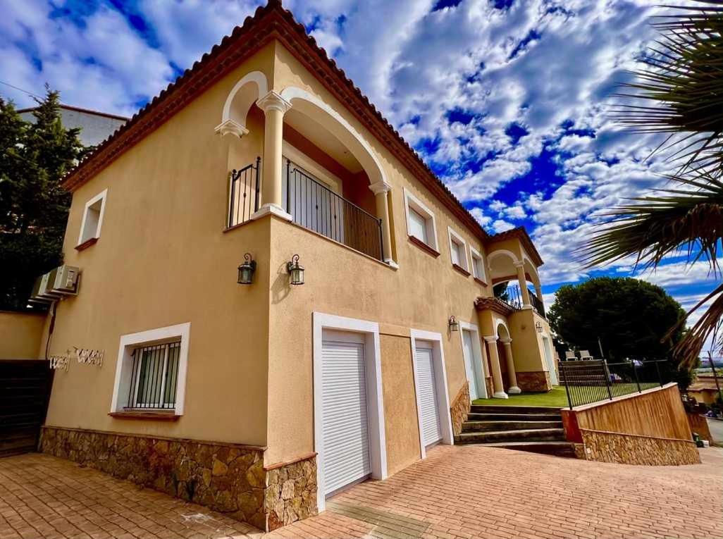Casa Mas Ambros con piscina desbordante