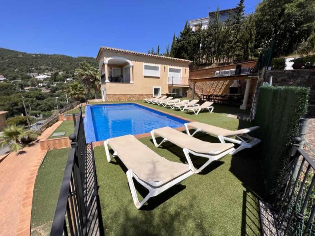Casa Mas Ambros con piscina desbordante