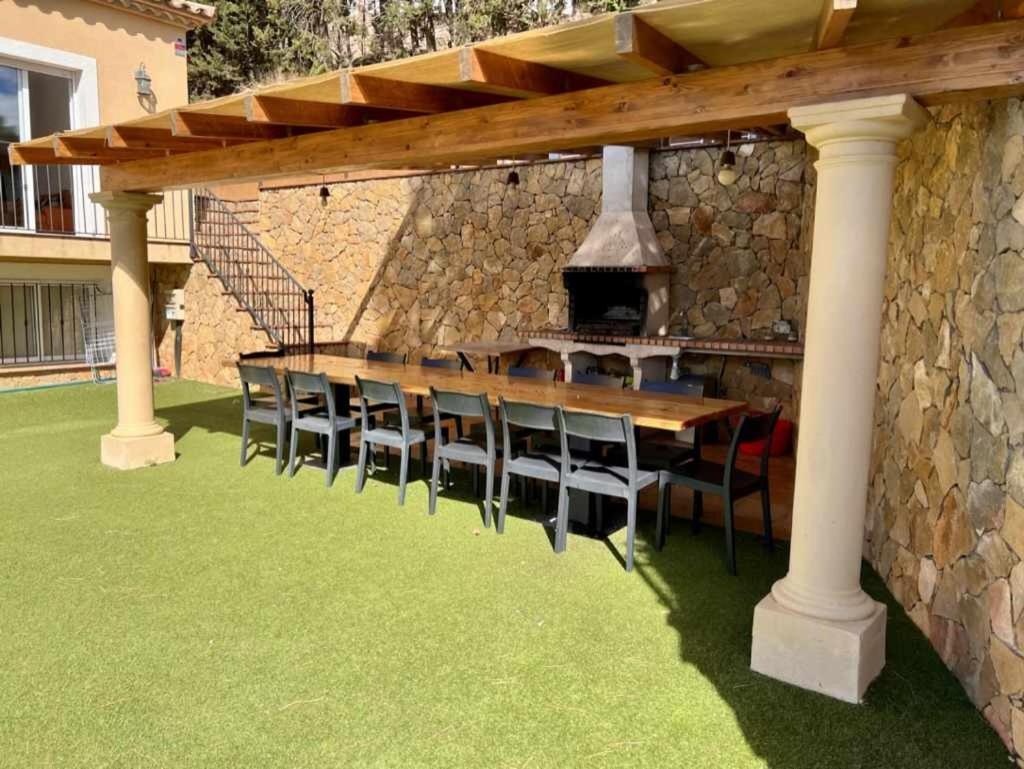 Casa Mas Ambros con piscina desbordante