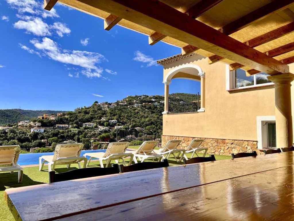 Casa Mas Ambros con piscina desbordante