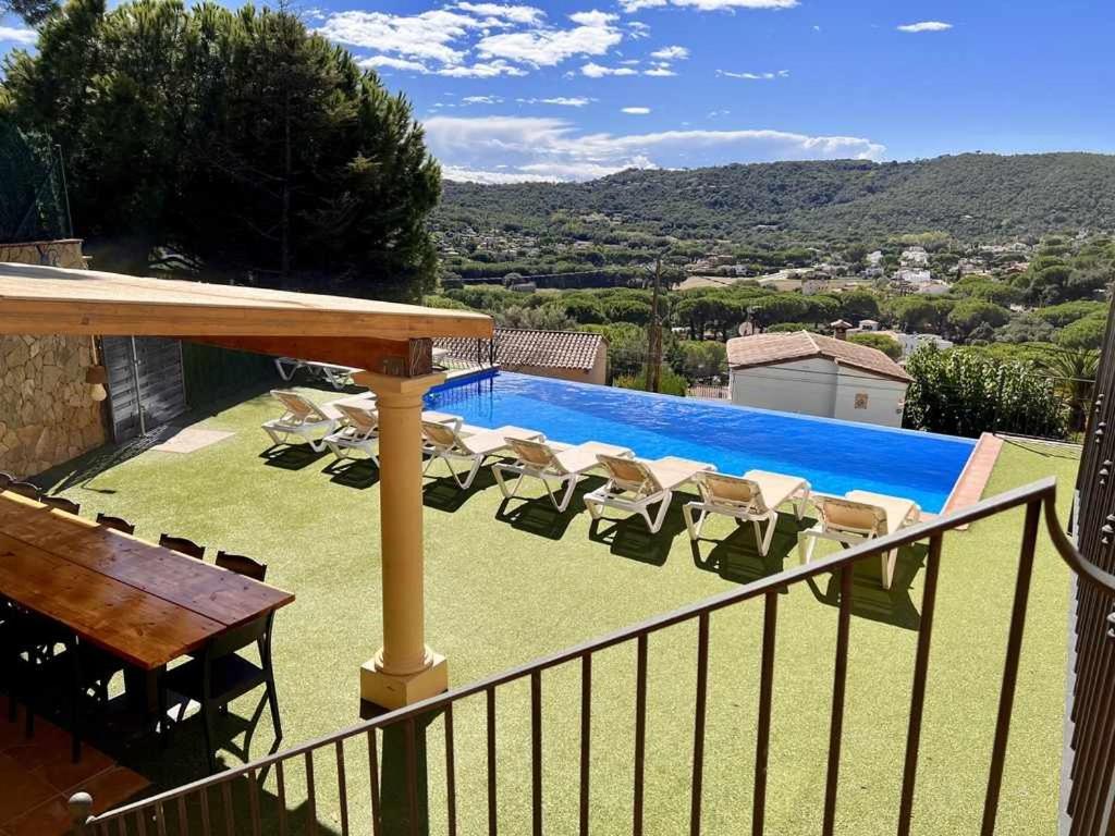 Casa Mas Ambros con piscina desbordante