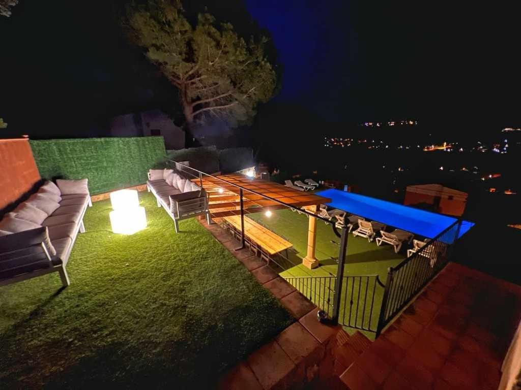 Casa Mas Ambros con piscina desbordante