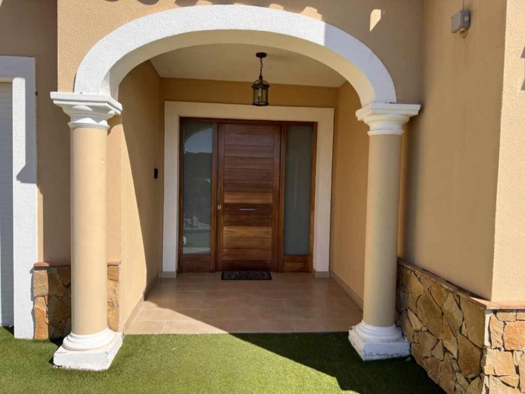 Casa Mas Ambros con piscina desbordante