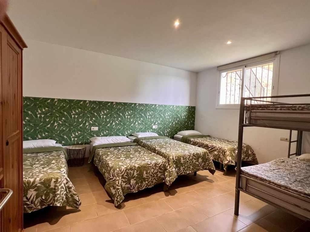 Casa Mas Ambros con piscina desbordante
