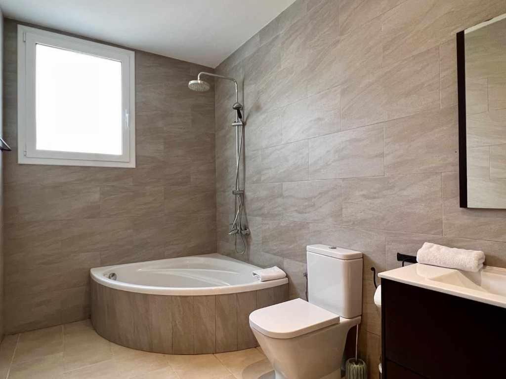 Casa Mas Ambros con piscina desbordante