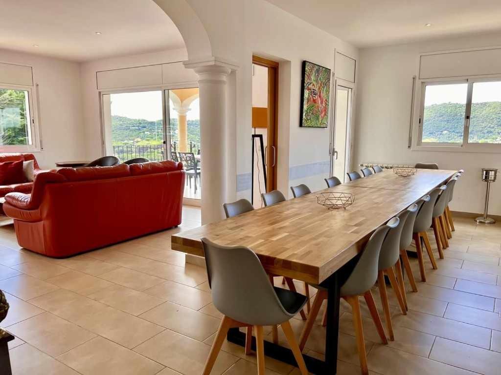 Casa Mas Ambros con piscina desbordante