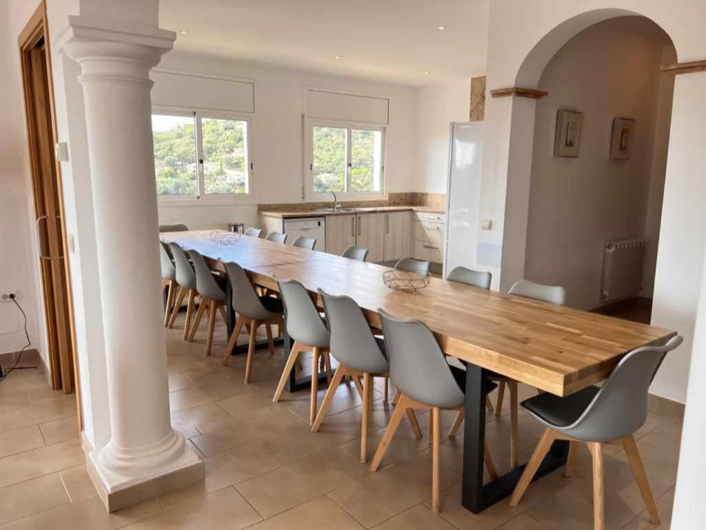 Casa Mas Ambros con piscina desbordante