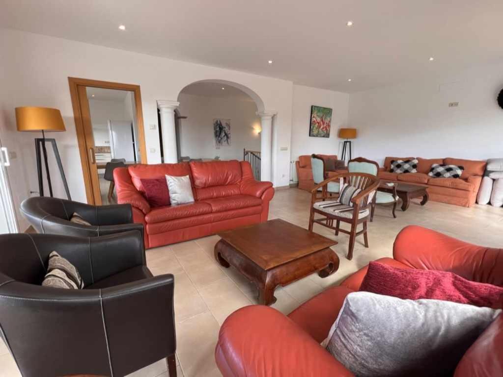 Casa Mas Ambros con piscina desbordante