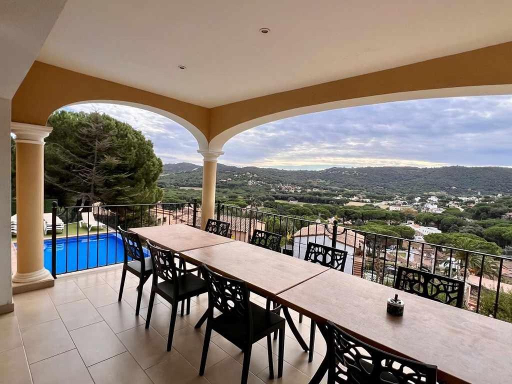 Casa Mas Ambros con piscina desbordante