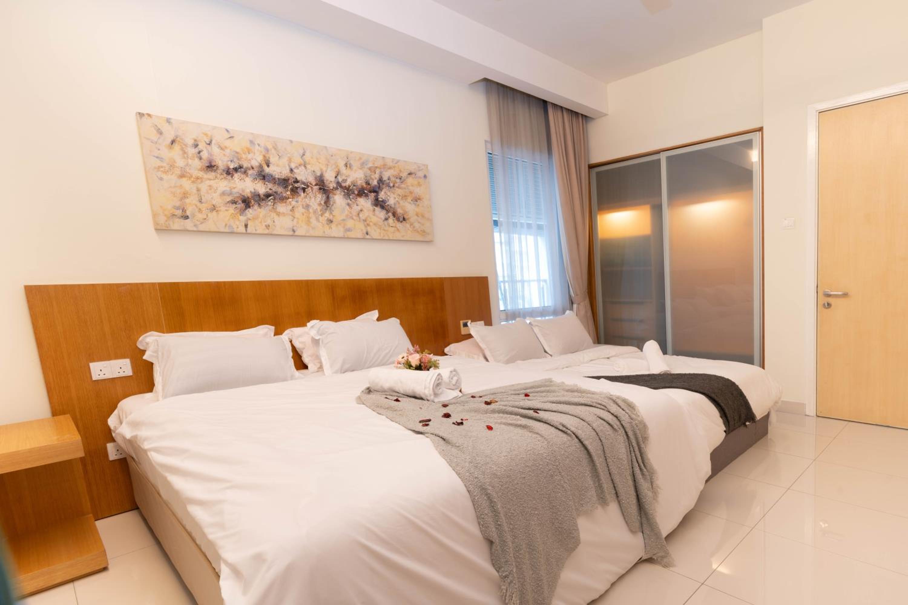 400m to KLCC Bukit Bintang Pavillion KLCC LRT walking distance Lot 163 Zenglo
