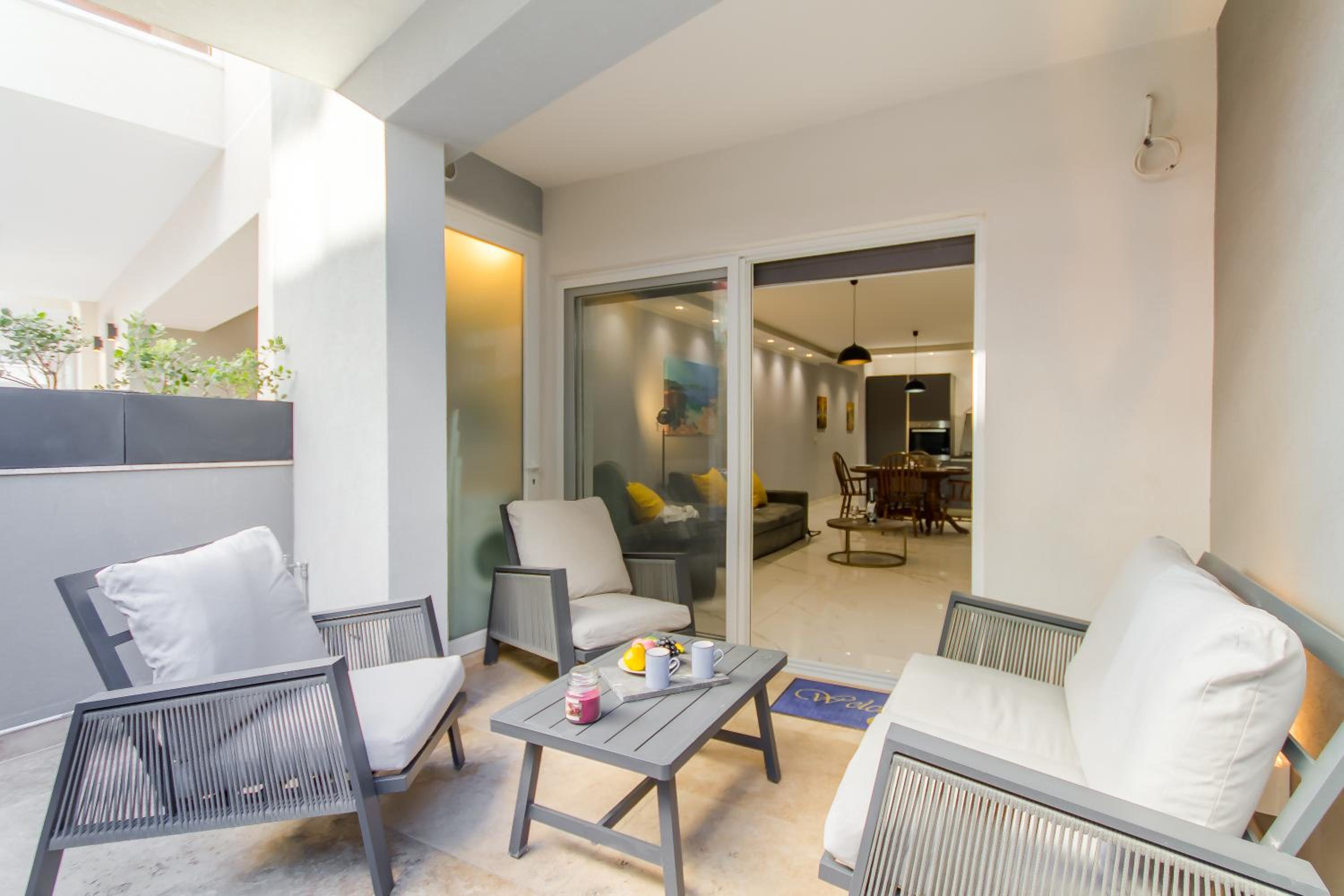 Aquamarine Modern Apart M3 - Happy Rentals photo 1