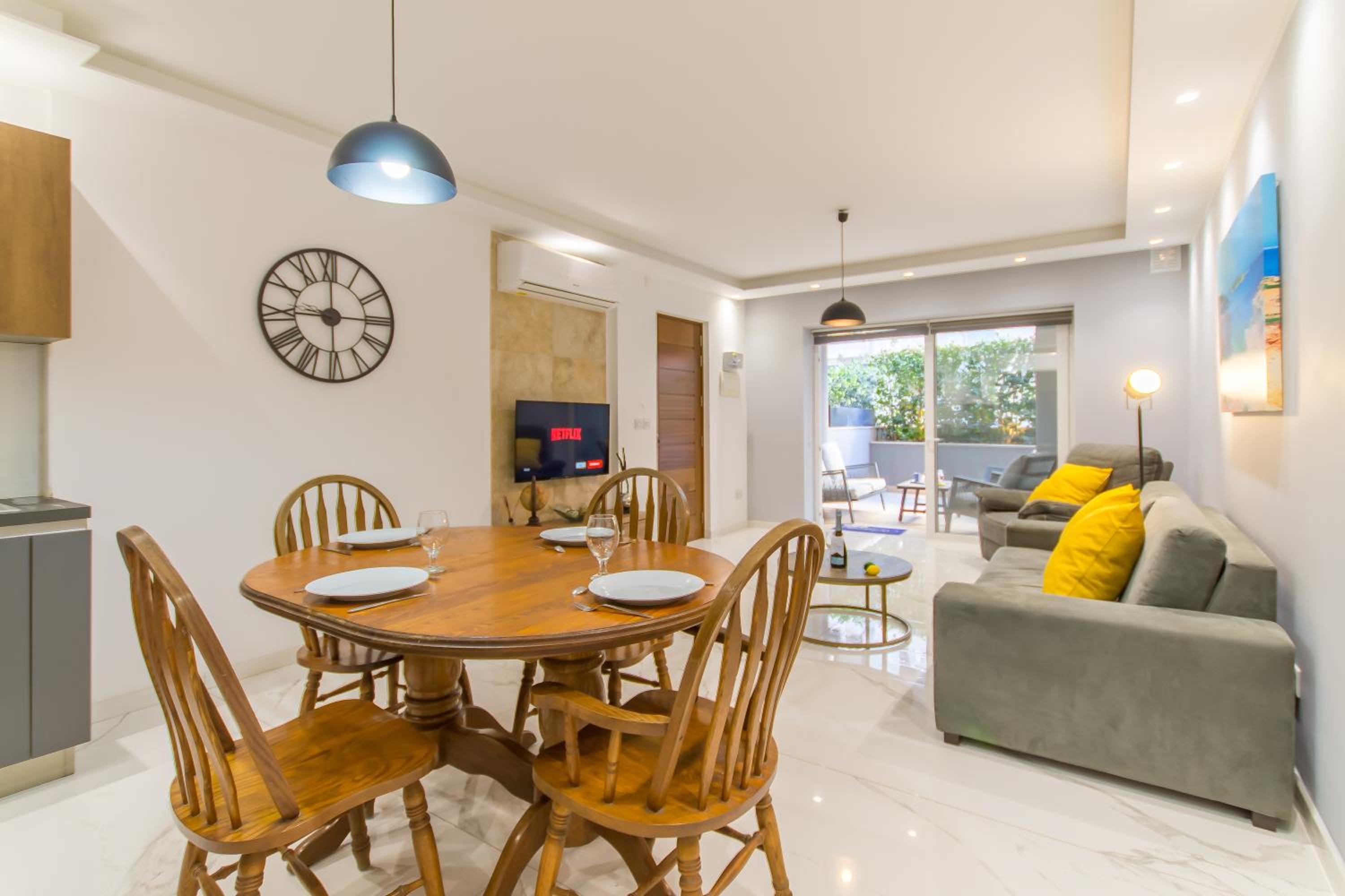 Aquamarine Modern Apart M3 - Happy Rentals photo 4