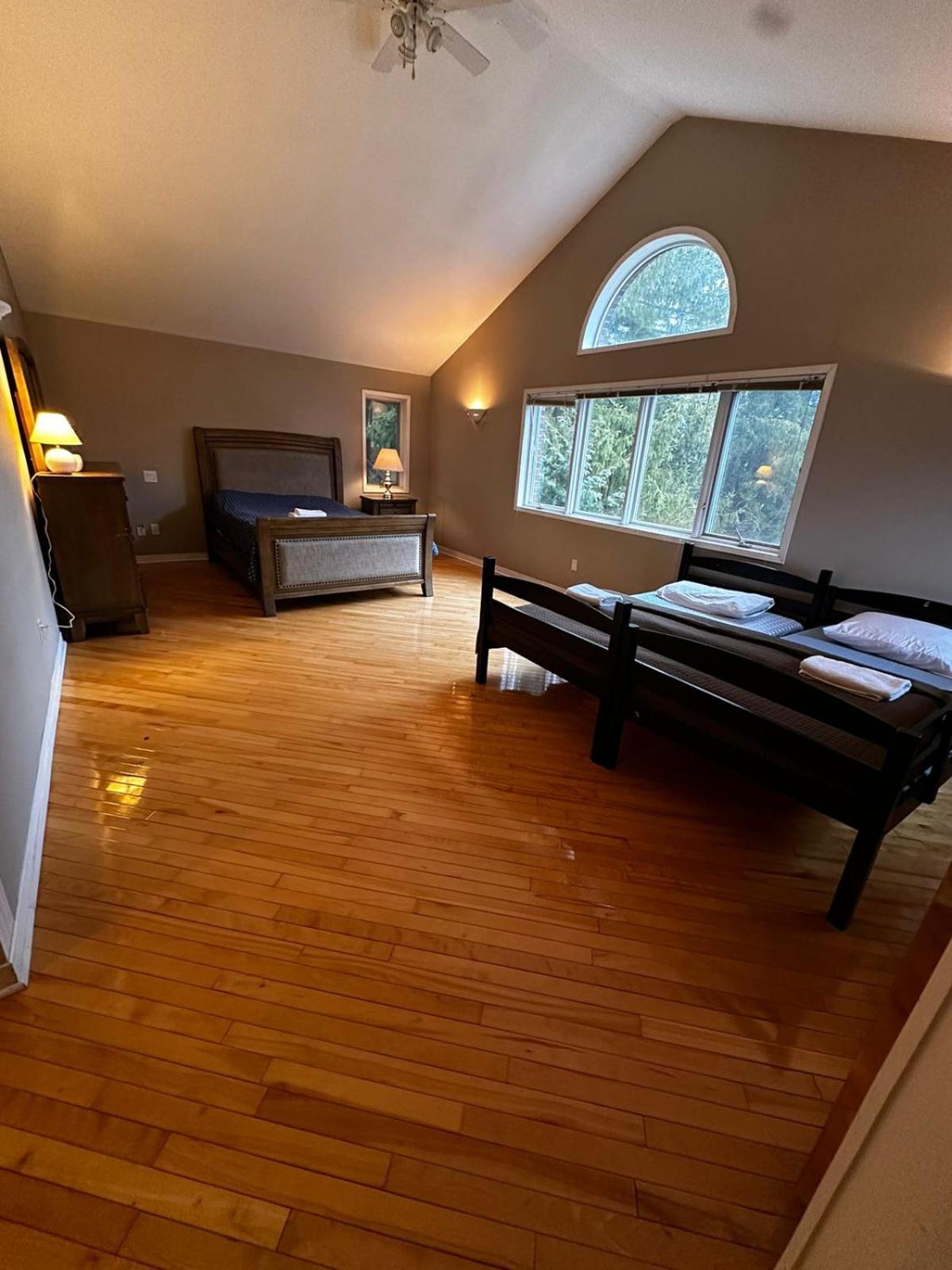 Executive Suite in a Victorian Style Bungalow P4b