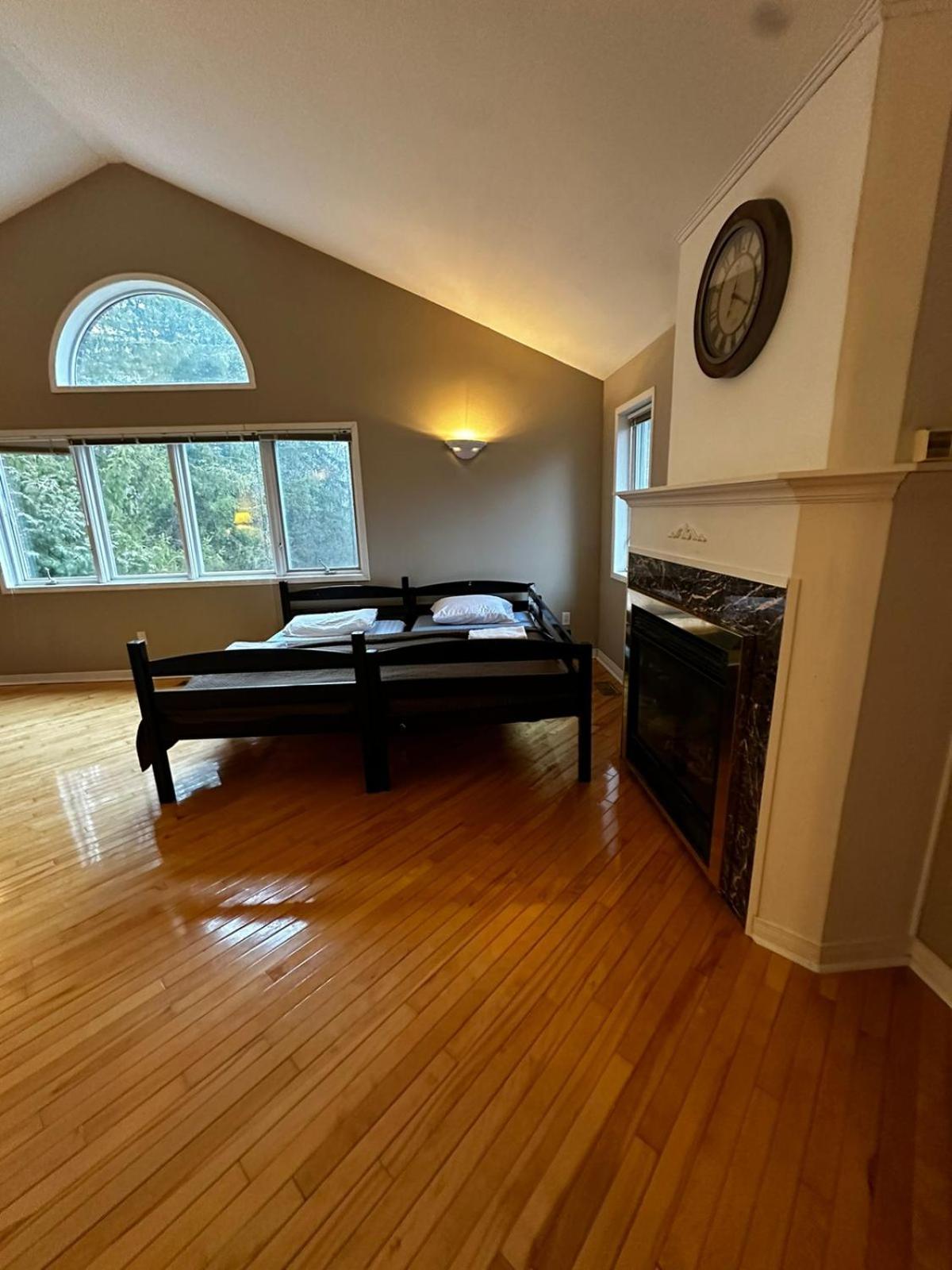 Executive Suite in a Victorian Style Bungalow P4b