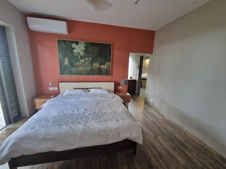 Superbe chalet 4 suites & Spa au centre de l'ile view 3
