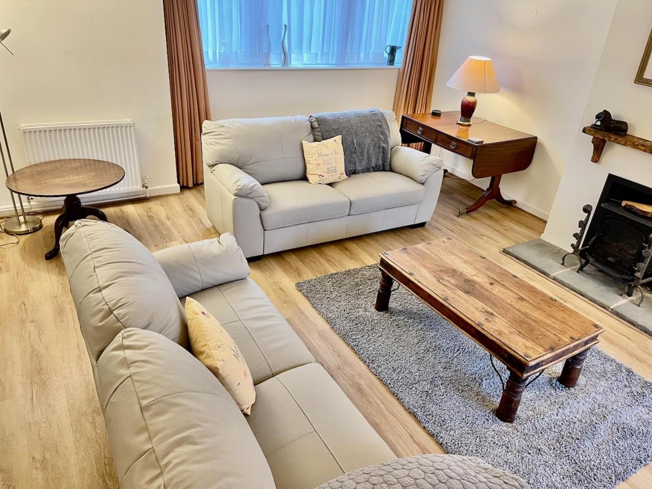 Oak Cottage cosy 5 bed sleeps 8 - dogs welcome view 2
