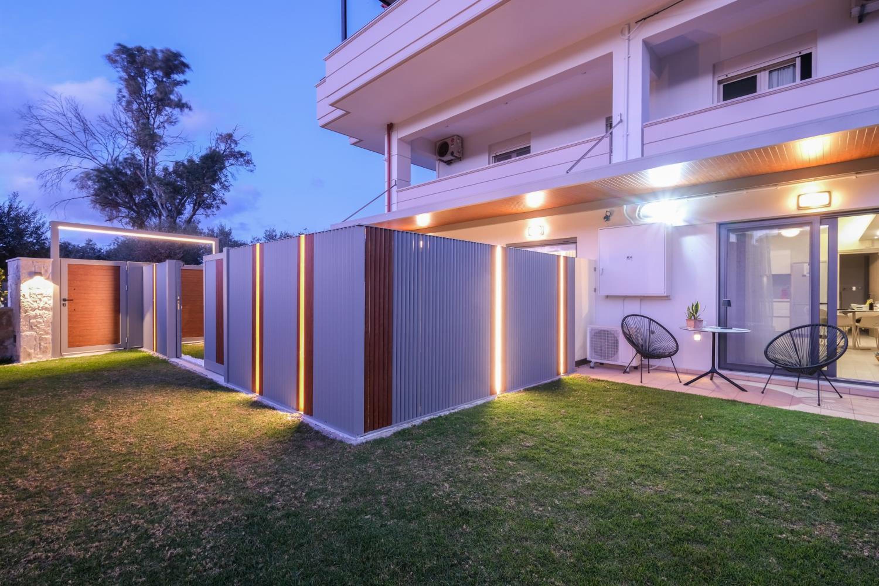 Glaros Twin, Flats w. Private Garden near Beach