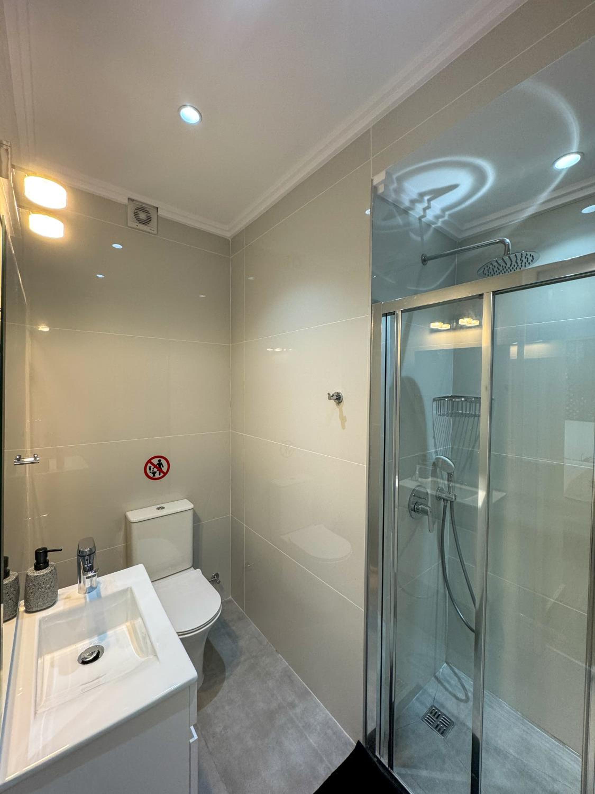 Modern 2BR Apartment with Pool, Veranda & Garden in Paphos