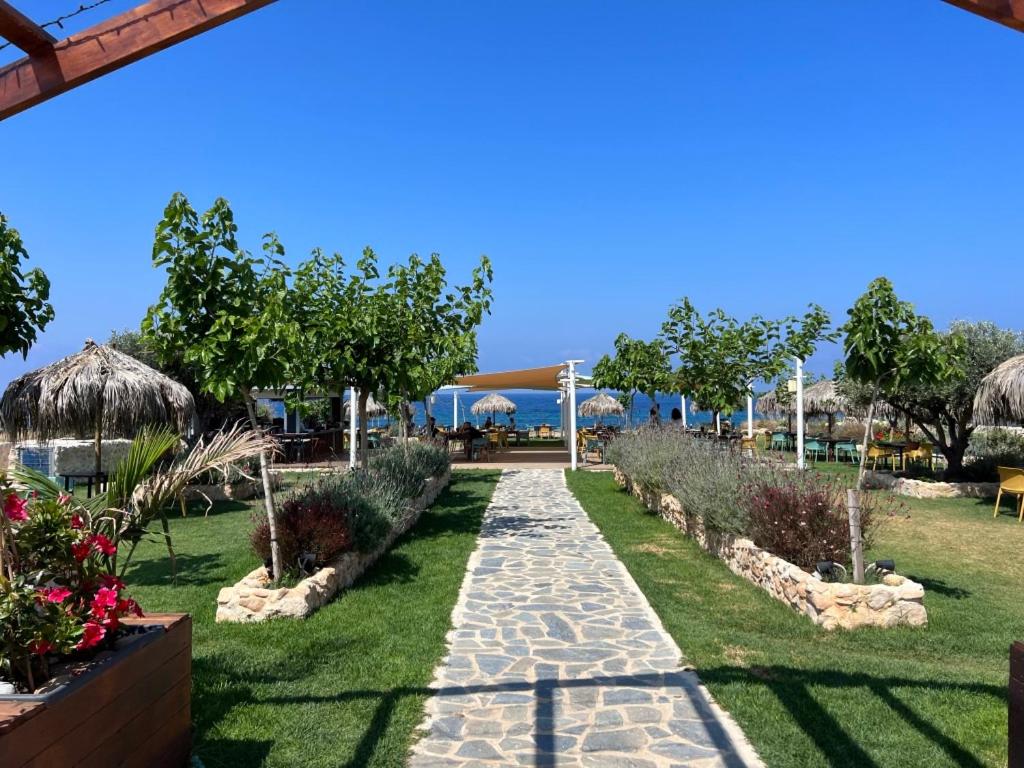Modern 2BR Apartment with Pool, Veranda & Garden in Paphos