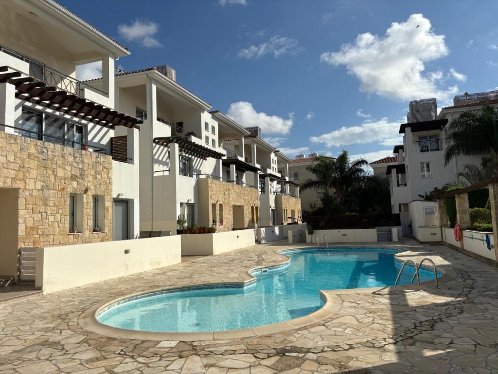 Modern 2BR Apartment with Pool, Veranda & Garden in Paphos