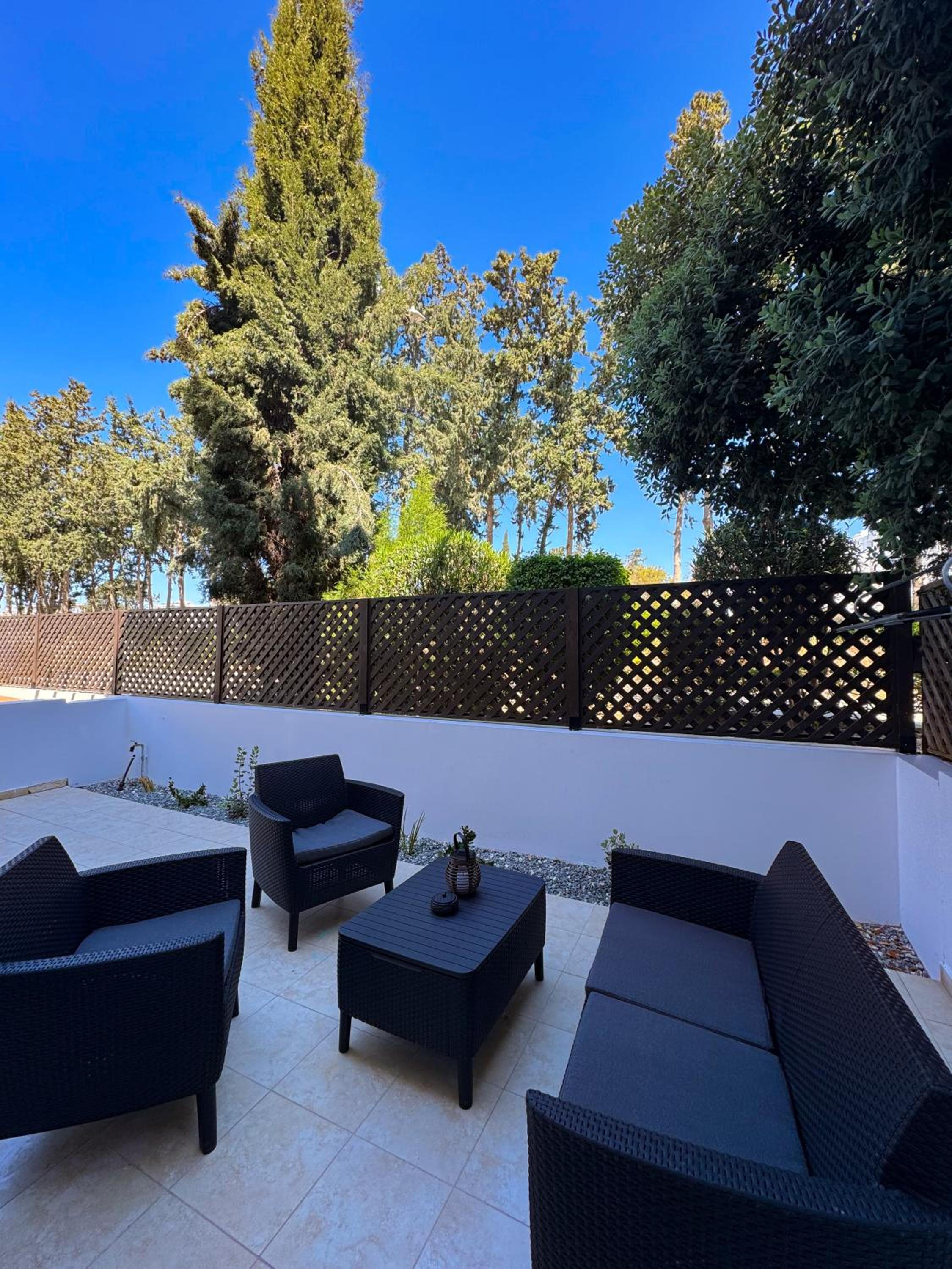 Modern 2BR Apartment with Pool, Veranda & Garden in Paphos