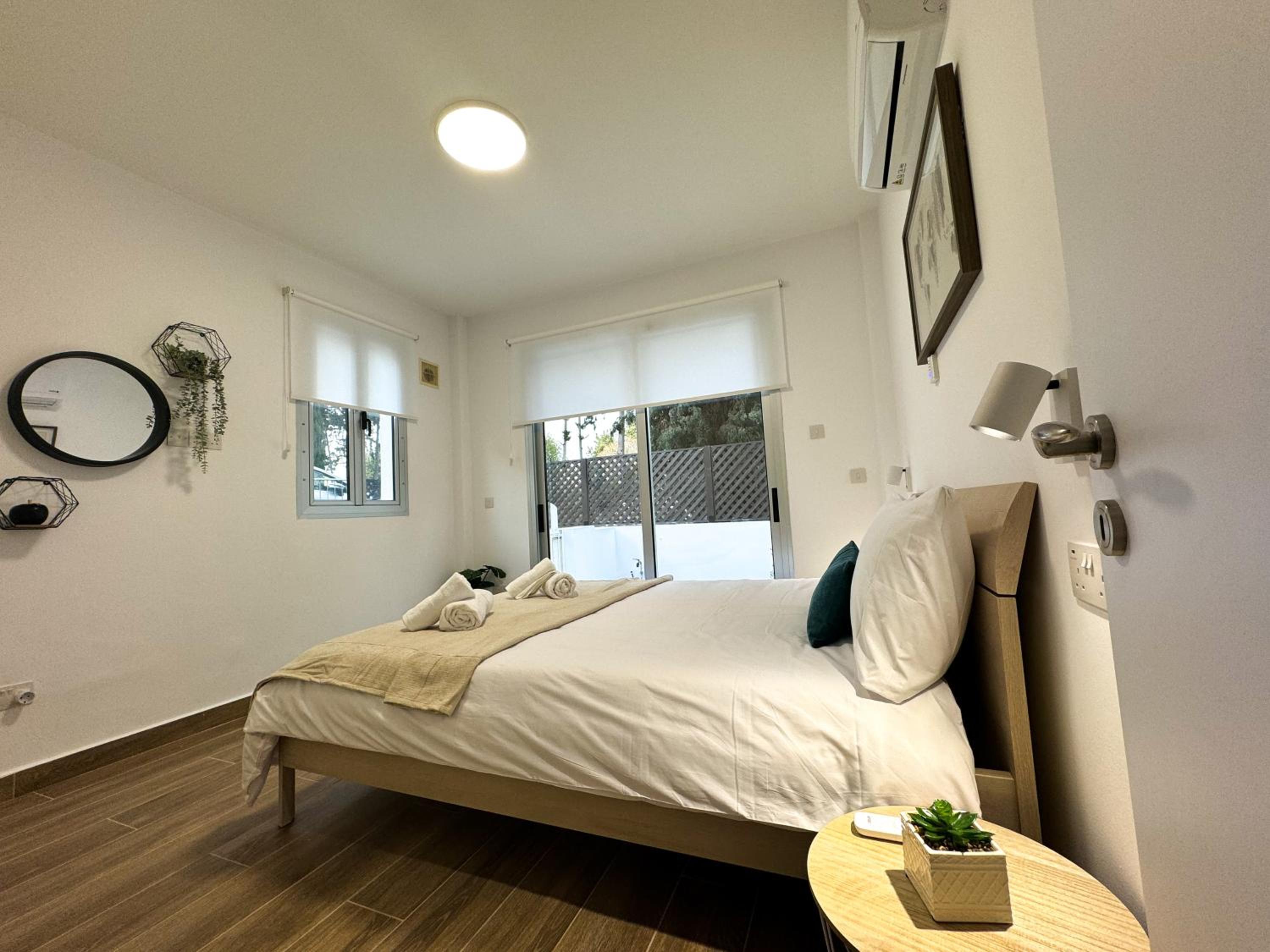 Modern 2BR Apartment with Pool, Veranda & Garden in Paphos
