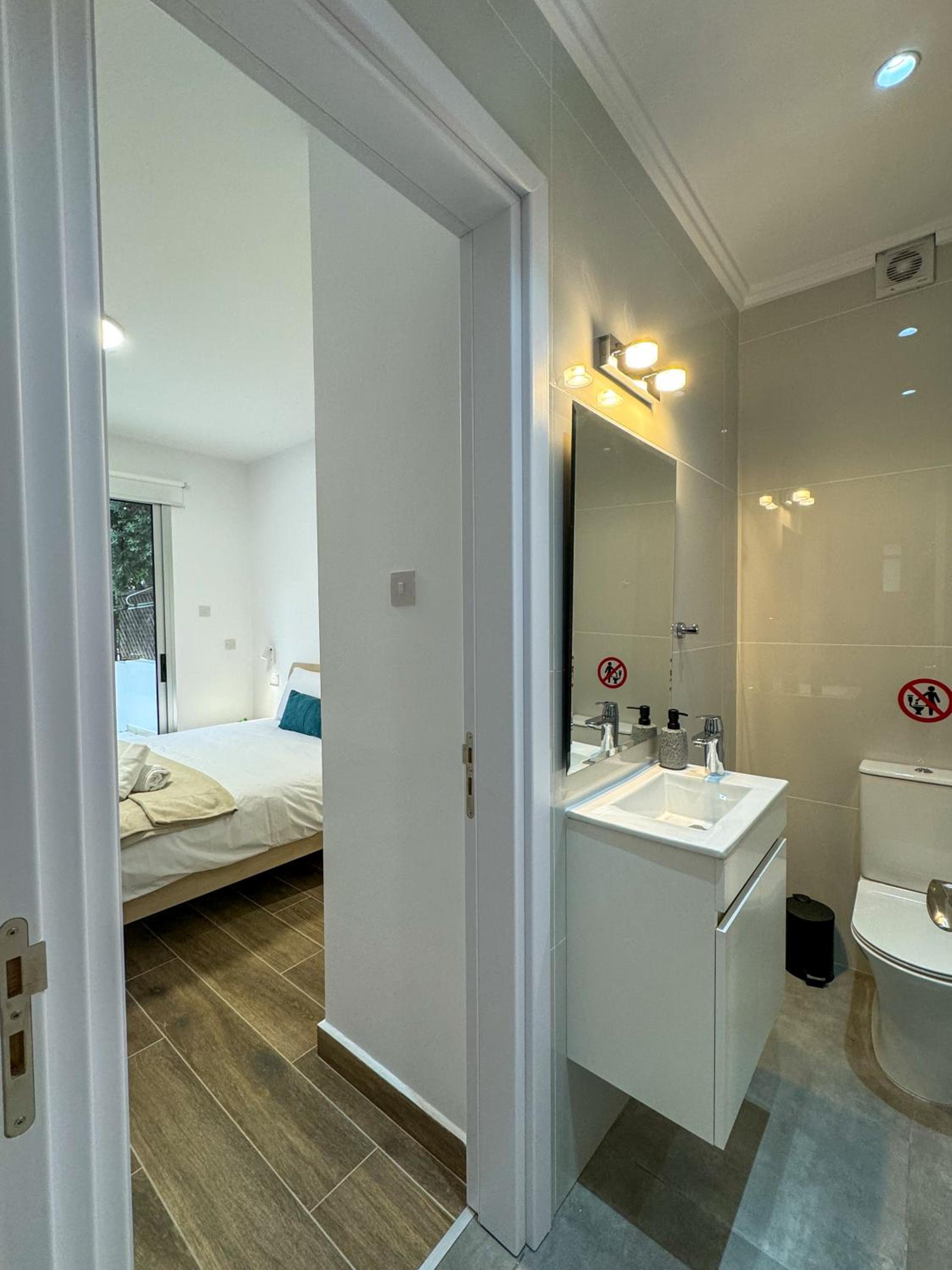 Modern 2BR Apartment with Pool, Veranda & Garden in Paphos